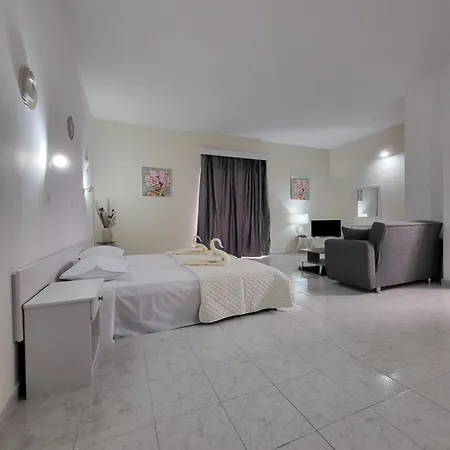 Pyrgos Aparthotel 2*